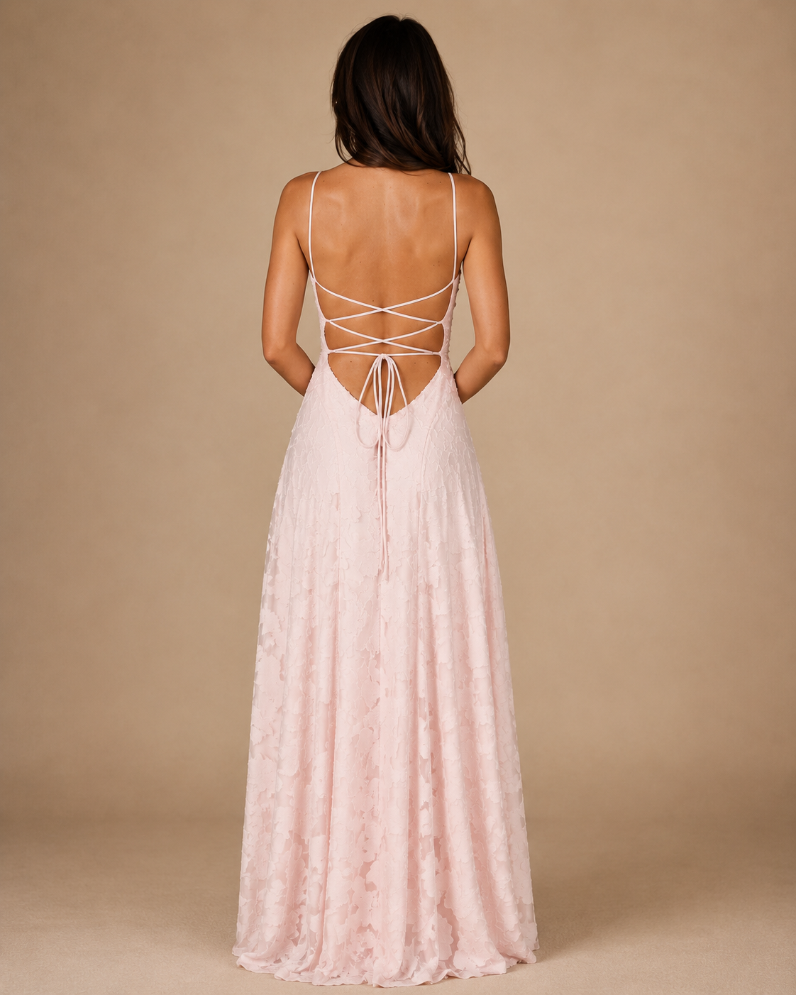 Elodie - レースアップバックのレディースバックレスマキシドレス(結婚式ゲスト向け)